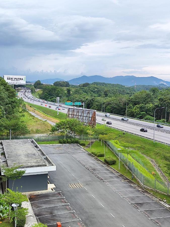 Putra 1 Pool Homestay Bandar Seri Putra Kampong Sungai Buah Eksteriør billede