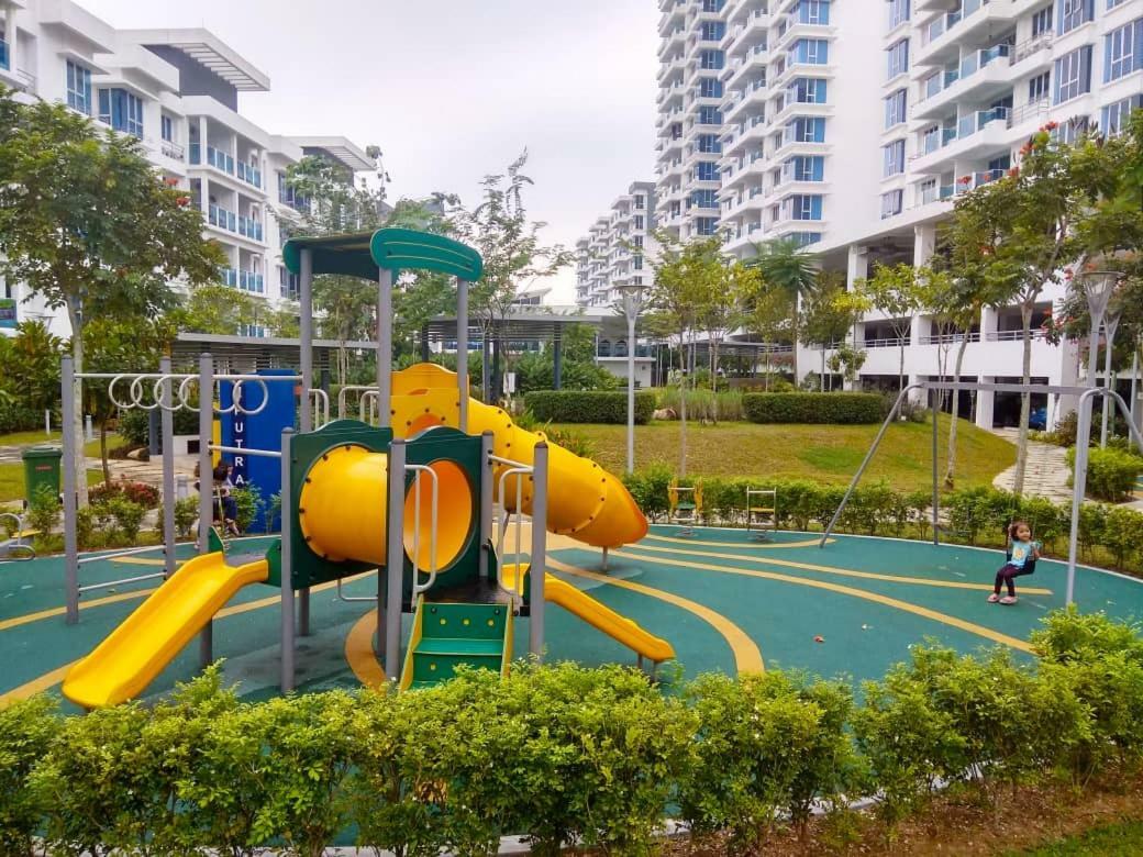 Putra 1 Pool Homestay Bandar Seri Putra Kampong Sungai Buah Eksteriør billede